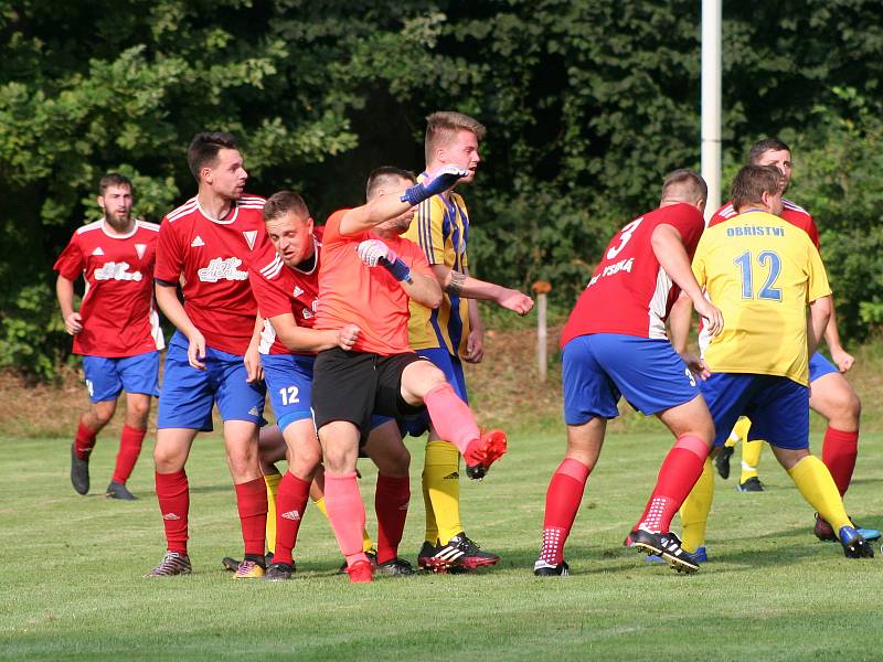 Fotbalisté Obříství (ve žlutém) v domácím utkání 2. kola okresního přeboru porazili Vysokou 4:2.