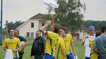 Fotbalisté Tišic oslavili postup do krajské I. B třídy po utkání předposledního kola proti béčku Pšovky