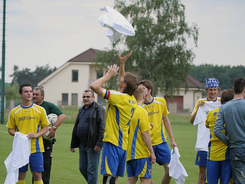 Fotbalisté Tišic oslavili postup do krajské I. B třídy po utkání předposledního kola proti béčku Pšovky