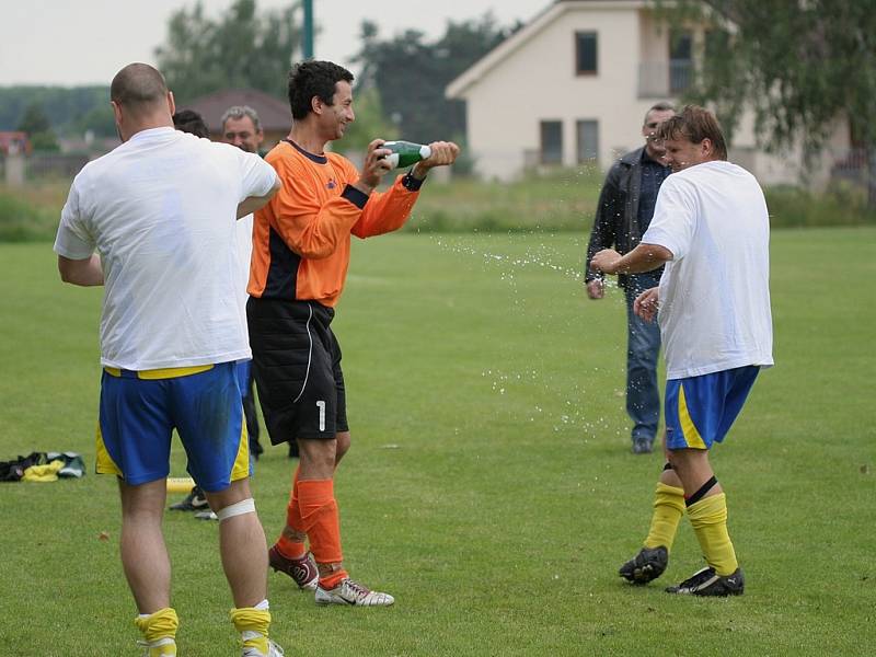 Fotbalisté Tišic oslavili postup do krajské I. B třídy po utkání předposledního kola proti béčku Pšovky