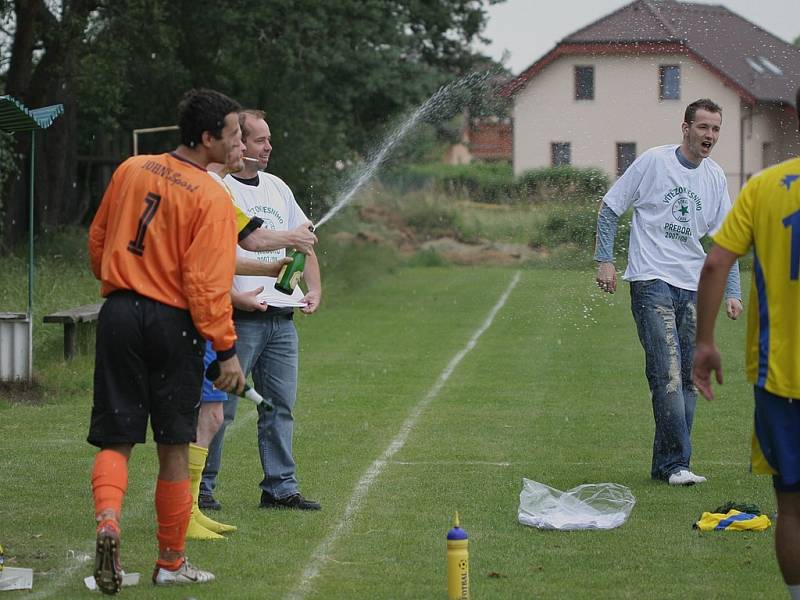 Fotbalisté Tišic oslavili postup do krajské I. B třídy po utkání předposledního kola proti béčku Pšovky