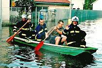 Neratovičtí hasiči pomáhali při povodních na pramici