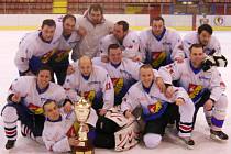 Hokejisté HC Neratovice po dvou letech opět převzali pohár pro nejlepší tým regionální hokejové ligy.