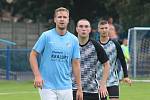 Fotbalisté Kralup (v modrém) porazili na domácím hřišti v rámci pátého kola I. B třídy Kosmonosy B 1:0. Jedinou branku vstřelil po změně stran Matěj Řenč z pokutového kopu.