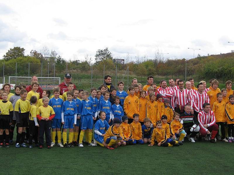 Fotbalisté Hořína si zahráli se seriálovými Houslicemi