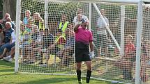 Fotbalisté Čečelic (v zeleném) prohráli s Tišicemi ve čtvrtém kole okresního přeboru 3:4 po penaltách. Pro domácí šlo o první bodovou ztrátu v ročníku.