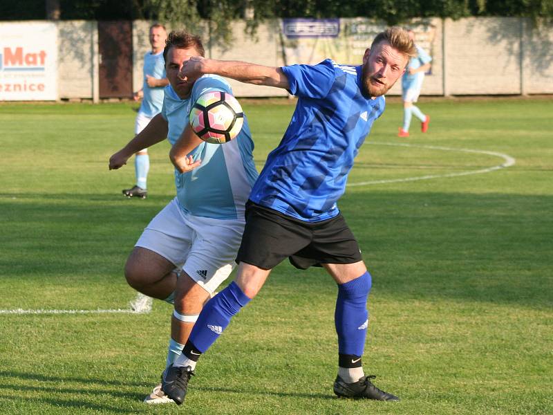 Fotbalisté Tišic (v tmavších dresech) rozdrtili ve třetím kole okresního přeboru Horní Počaply 10:2.