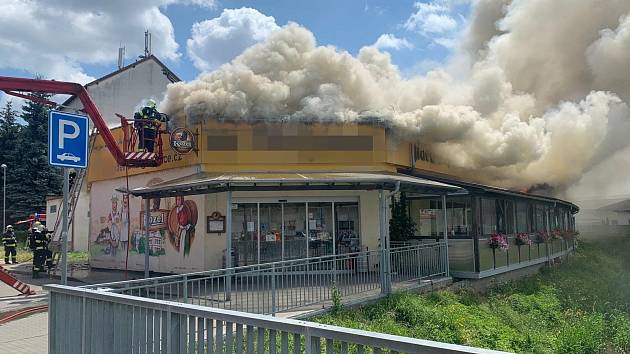 Z požáru výrobny potravin a stravovací provozovny v Kostelci nad Labem 10. července 2021.