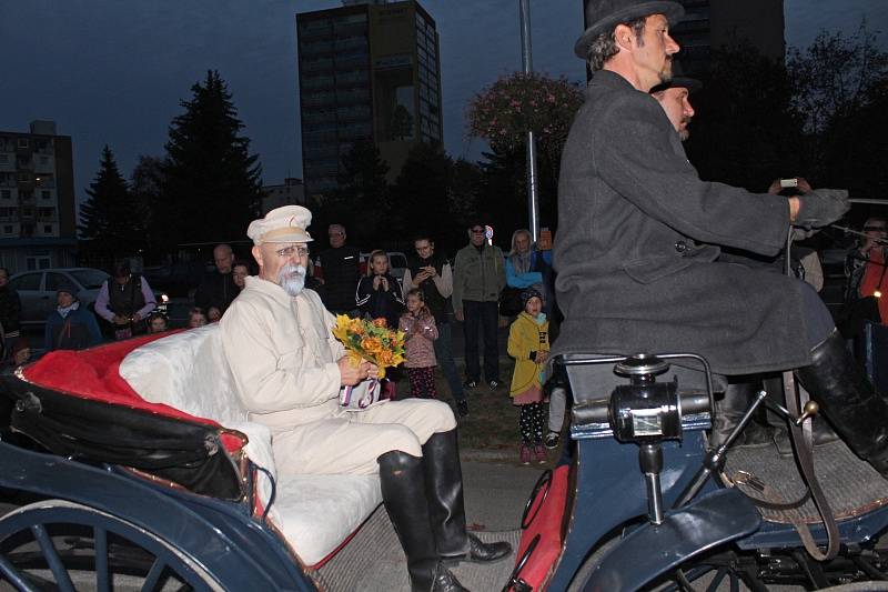 Vyvrcholením retrospektivních oslav republiky byl lampionový průvod, v jehož čele jelo spřežení s kočárem, v němž spočinul T. G. Masaryk.