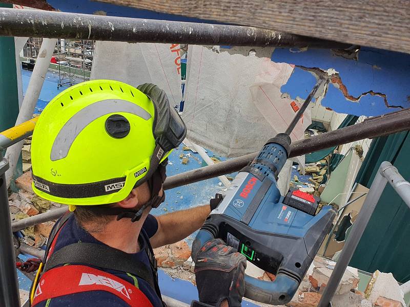 Středočeští hasiči pomáhají na Moravě s rozebíráním plechů ze střech a stěn objektů.