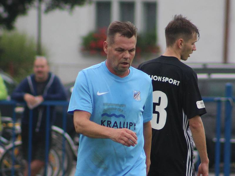 Fotbalisté Kralup (v modrém) porazili na domácím hřišti v rámci pátého kola I. B třídy Kosmonosy B 1:0. Jedinou branku vstřelil po změně stran Matěj Řenč z pokutového kopu.