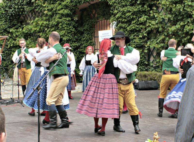 Mělník ožil letos již po jedenadvacáté folklórním festivalem Mělnický Vrkoč, který každý rok nabízí pestrou škálu lidových tradic z různých koutů republiky.