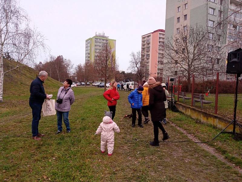 Nové osvětlení kamenného nápisu Miluji v Neratovicích.