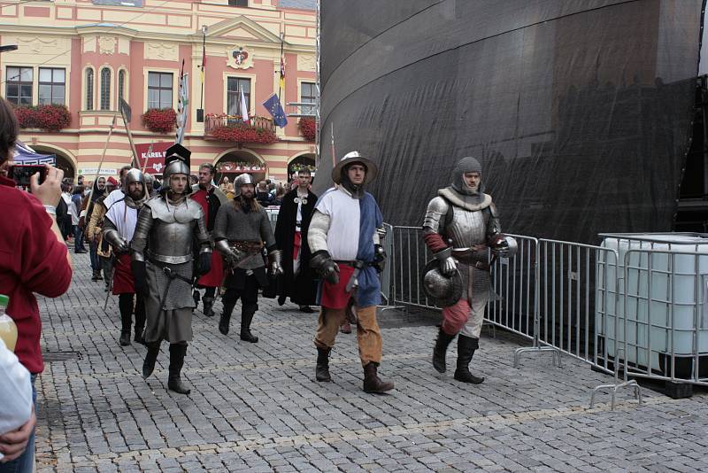 Historický střed Mělníka opět po roce zaplnily pouťové atrakce, stánky s burčákem, rukodělnými výrobky i staročeskými specialitami.