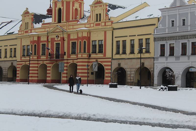 Ohlášené sněžení dorazilo i na Mělnicko.