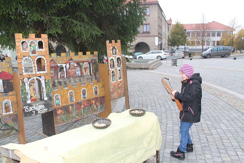 Mělnický jarmark, který v sobotu 18. listopadu i přes chladné počasí přilákal na náměstí Míru desítky návštěvníků, se ke spokojenosti organizátorů vydařil.