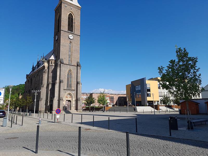 Pohled na kostel a Městský úřad Kralupy nad Vltavou.