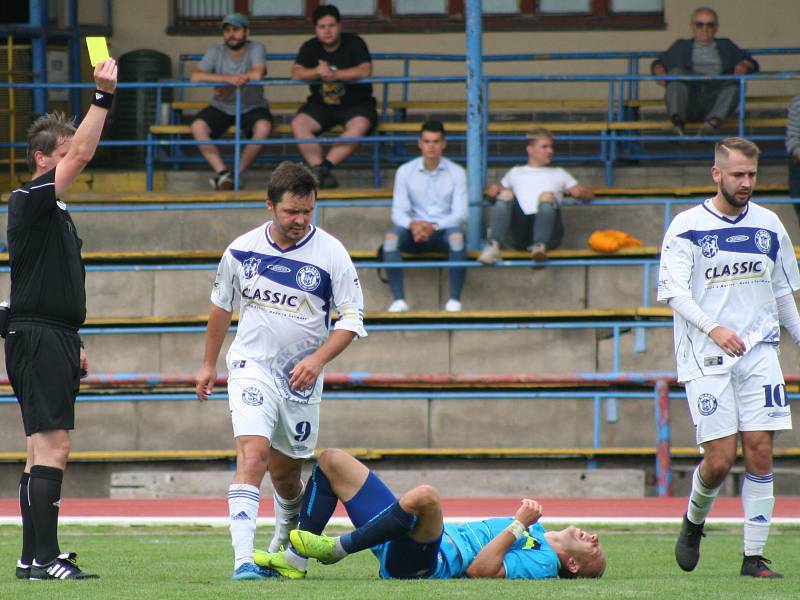 Fotbalisté Neratovic (v modrém) porazili ve druhém kole Fortuna divize B SK Kladno 2:1.