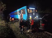Ke srážce motorového vlaku a auta došlo v pátek krátce před desátou večer na kraji Neratovic.