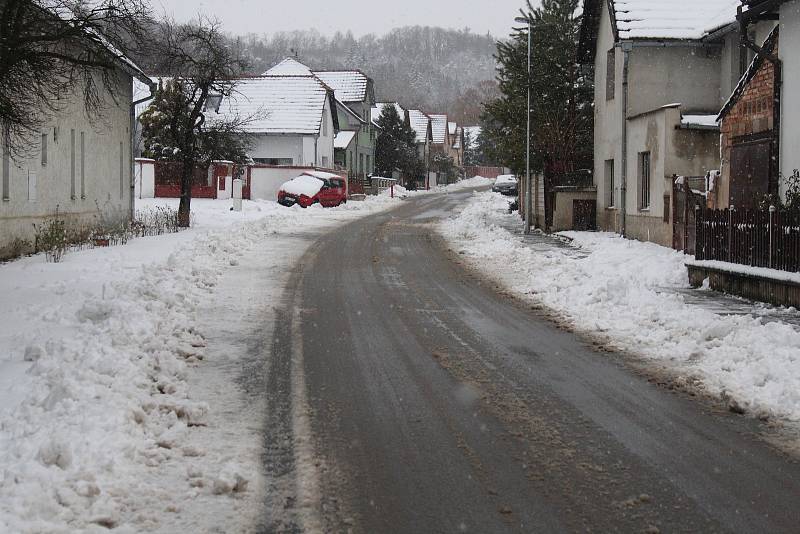 Ohlášené sněžení dorazilo i na Mělnicko.