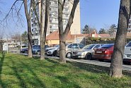 V posledních letech přibyla v Kralupech parkovací místa například v Třebízského ulici.