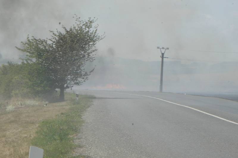 Hořící pole za Cítovem směrem na Roudnici.