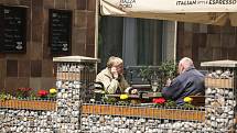 Zahrádky kaváren a restaurací v Kralupech nad Vltavou ve středu 19. května 2021.
