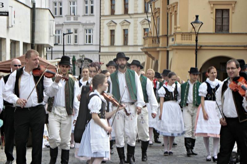 Mělník ožil letos již po jedenadvacáté folklórním festivalem Mělnický Vrkoč, který každý rok nabízí pestrou škálu lidových tradic z různých koutů republiky.