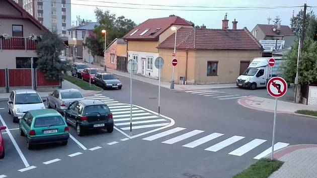Podle Vladimíra Brtníka referenta odboru dopravy kralupské radnice je důvodem zjednosměrnění ulic zlegalizování parkování v této lokalitě.