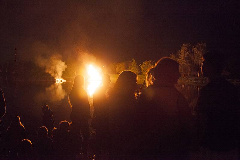 Unikátní Lobkovické pálení čarodějnic na vodě.