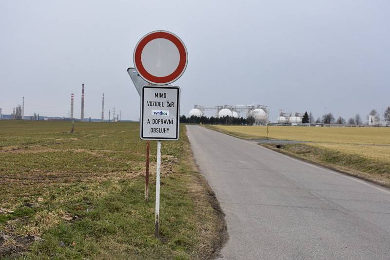 Nálada v chemičce byla po explozi velmi vzrušená, lidé zpočátku netušili. co se vůbec stalo. ve městě se ve čtvrtek prakticky ani o ničem jiném nemluví.