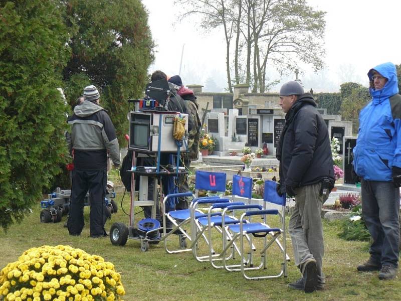 Filmaři na hořínském hřbitově.