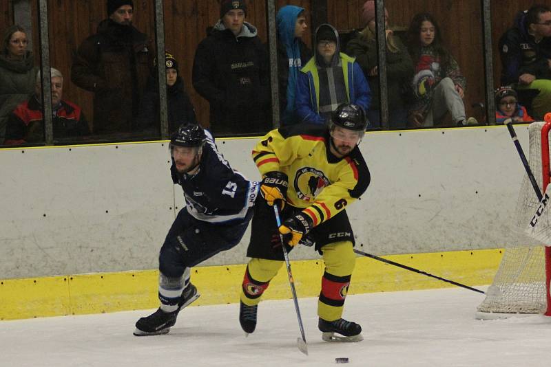 Hokejisté HK Kralupy porazili ve druhém finále HC Junior Mělník na jeho ledě 5:1 a oslavili titul ve středočeské krajské lize.