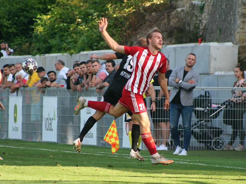 Fotbalisté třetiligových Záp (červenobílé dresy) vyřadili ve druhém kole Mol cupu Viktorii Žižkov, soupeře hrajícího o jednu soutěž výš porazili v penaltovém rozstřelu.