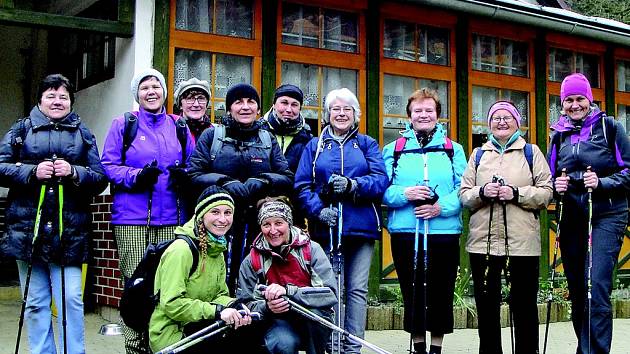 Na první letošní nordic walking výlet s instruktorkou Jitkou Hadovou (zcela napravo) se tentokrát vydaly samé ženy.