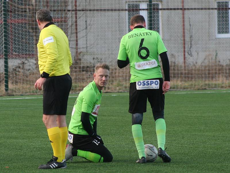 Fotbalisté Čáslavi (černé dresy) a Benátek nad Jizerou se v úvodním zápase premiérového ročníku zimního turnaje v Brandýse nad Labem rozešli smírně po výsledku 2:2.