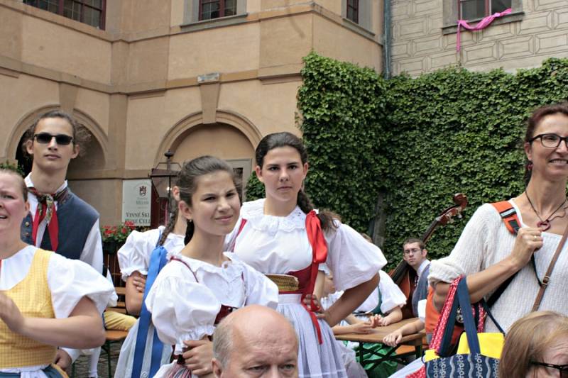 Mělník ožil letos již po jedenadvacáté folklórním festivalem Mělnický Vrkoč, který každý rok nabízí pestrou škálu lidových tradic z různých koutů republiky.