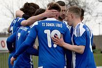 Fotbalisté Sokola Libiš (v modrém) se dočkali první jarní výhry, na domácím hřišti přemohli Hlinsko 3:1.