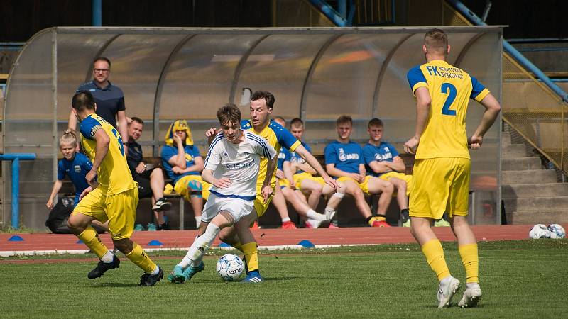 Fotbalisté Neratovic (ve žlutém) porazili v domácím utkání 24. kola divize B Slaný 2:0.