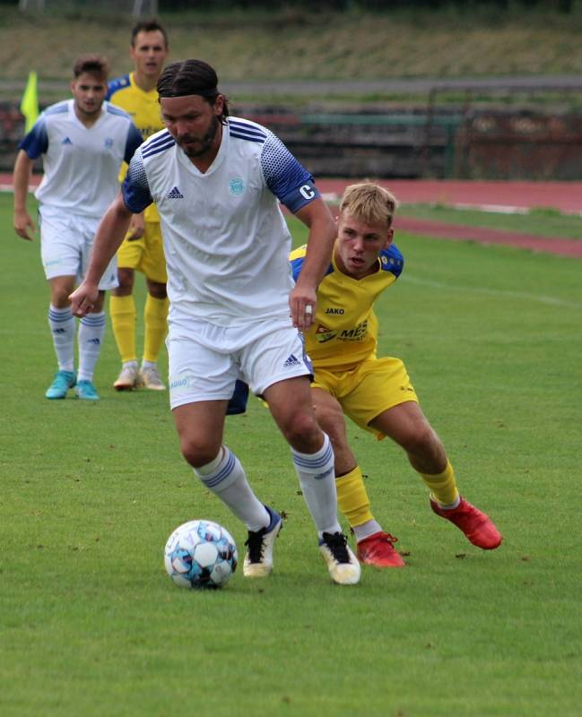 Neratovice (ve žlutém)  ve druhém kole divize B podlehly doma SK Kladno 0:2.