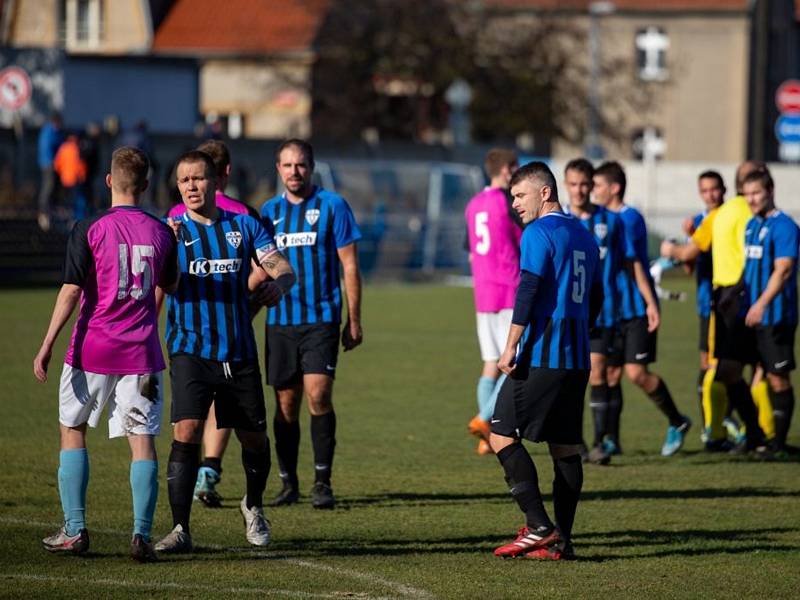 I. B třída, 13. kolo: FK Kralupy 1901 (fialové dresy) - Slavoj St. Boleslav (2:2)