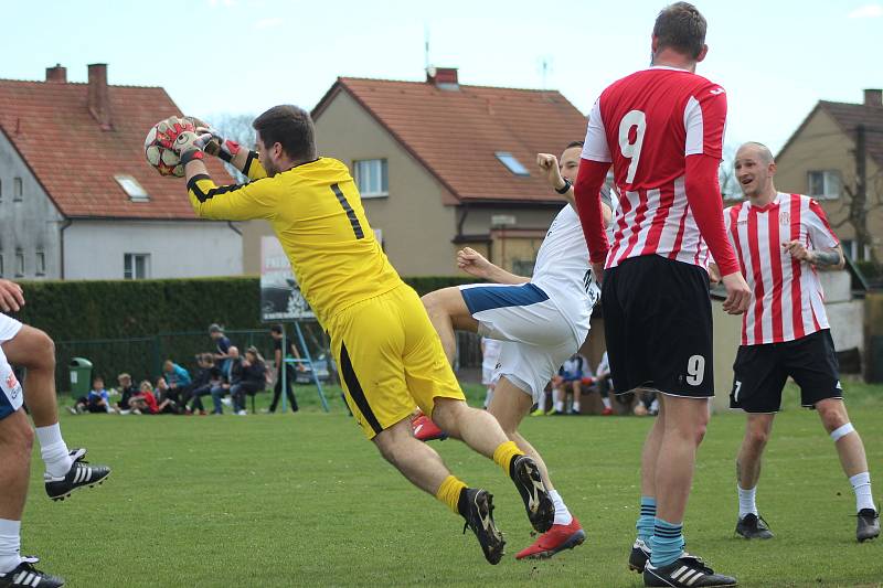 Fotbalisté Lobkovic si v rámci projektu Kopeme za fotbal zahráli proti Realu Top Praha.