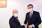 Odstupující starosta Líbeznic a nový ministr dopravy Martin Kupka z ODS (vpravo) gratuluje nově zvolenému starostovi Janu Havlíčkovi po jednání zastupitelstva Líbeznic 20. prosince 2021.