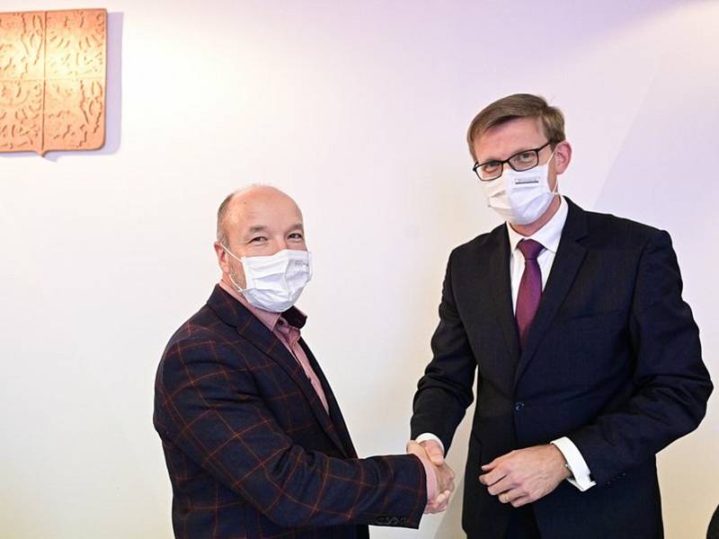 Odstupující starosta Líbeznic a nový ministr dopravy Martin Kupka z ODS (vpravo) gratuluje nově zvolenému starostovi Janu Havlíčkovi po jednání zastupitelstva Líbeznic 20. prosince 2021.