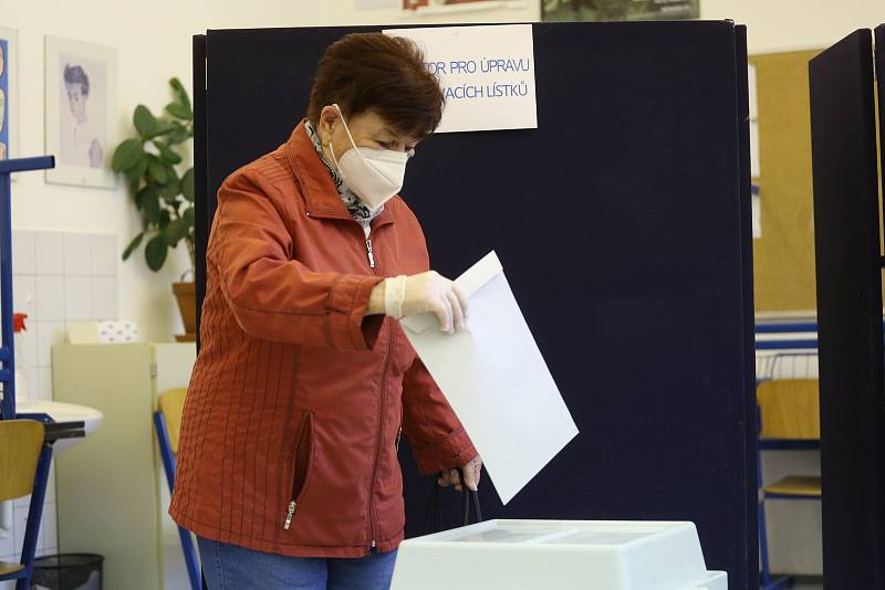 Volby ve volebním okrsku na gymnáziu Jana Palacha