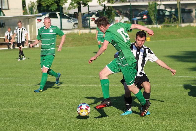 Finále Rebel Českého poháru. Fotbalisté Tišic (v zeleném) rozdrtili Mšeno 10:2.