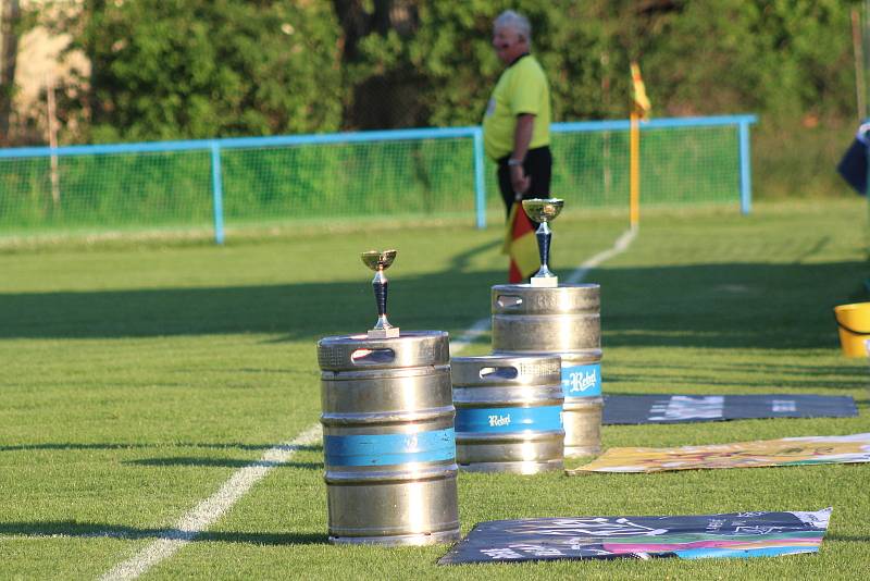 Finále Rebel Českého poháru. Fotbalisté Tišic (v zeleném) rozdrtili Mšeno 10:2.