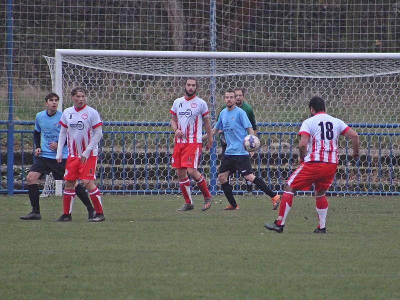 IV. třída, 12. kolo: FK Kralupy 1901 B (v modrých dresech) - Čechie Kralupy (3:0)