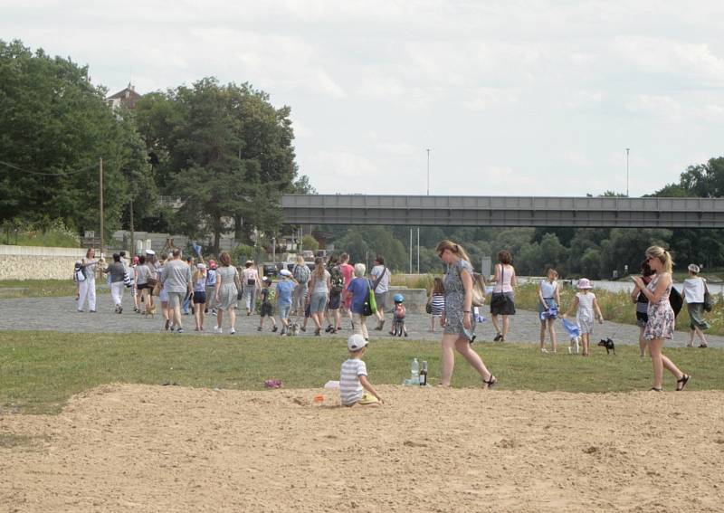 Náplavka před vinařstvím Bettiny Lobkowitz se v červenci 2020 zaplnila desítkami lidí, kteří čekali na připlouvající loď Tajemství, jež byla úvodem do projektu Imaginárium bratří Formanů.