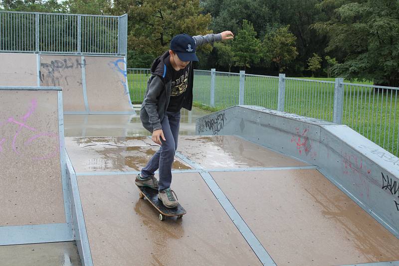 Mělničtí školáci užívají poslední volné dny z letních prázdnin ve skateparku Na Podolí.